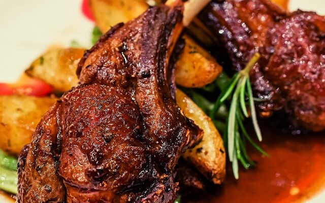 Juicy Garlic Lamb Chops with Herbs