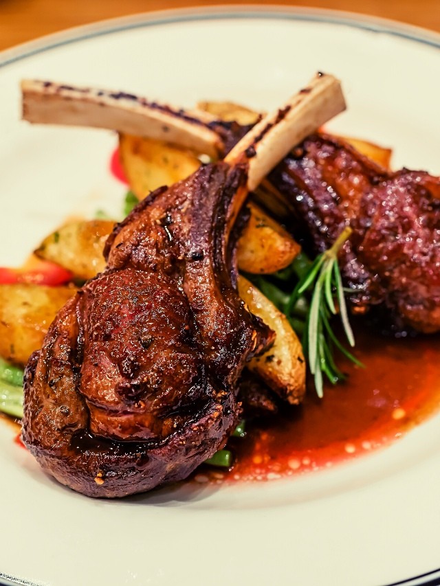 Juicy Garlic Lamb Chops with Herbs Cooking Frog