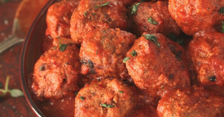 Juicy Italian Meatballs Recipe with Tomato Sauce