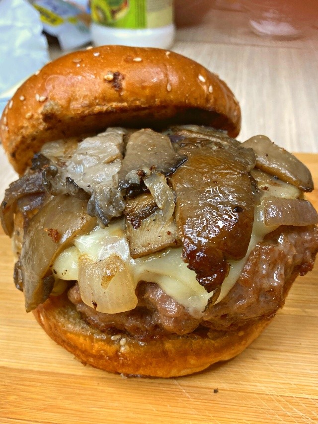 Mushroom Swiss Burger: A Flavor Explosion!