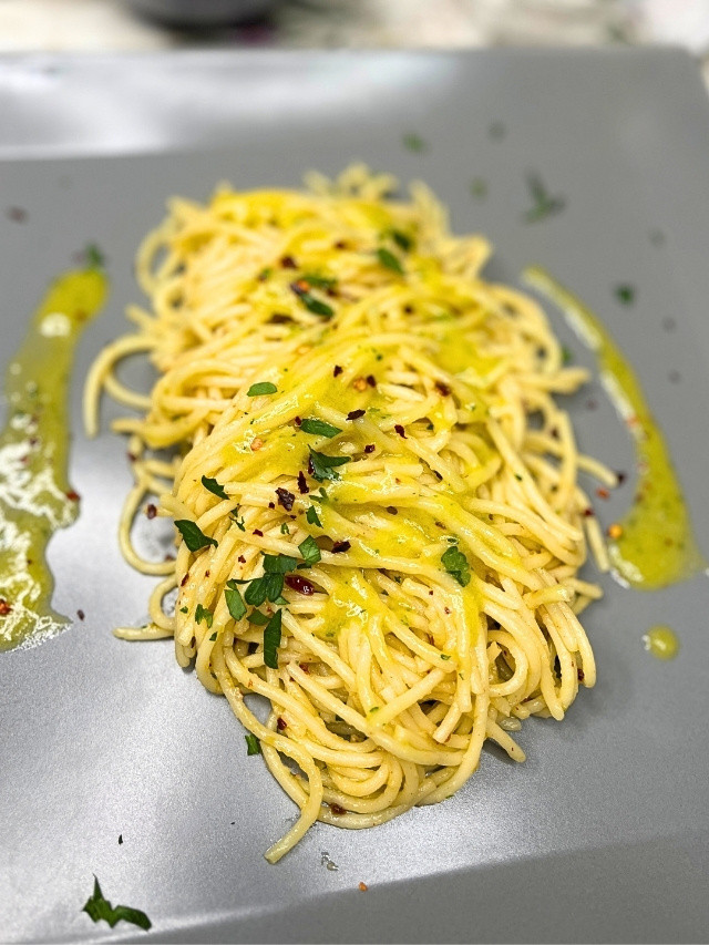 Pasta with garlic, olive oil, herbs