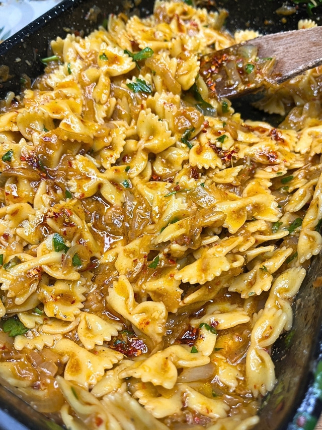 Creamy Roasted Onion Pasta in a pan