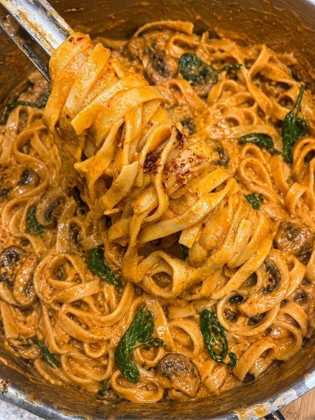Creamy One-Pot Mushroom Pasta with baby spinach and garlic