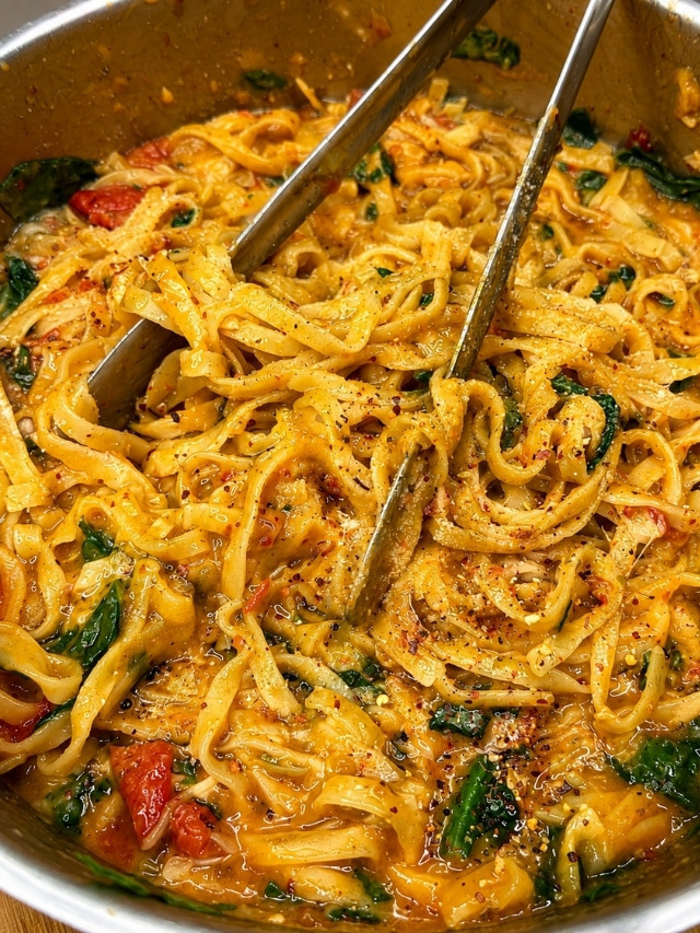 One-Pan Zucchini Tomato Pasta
